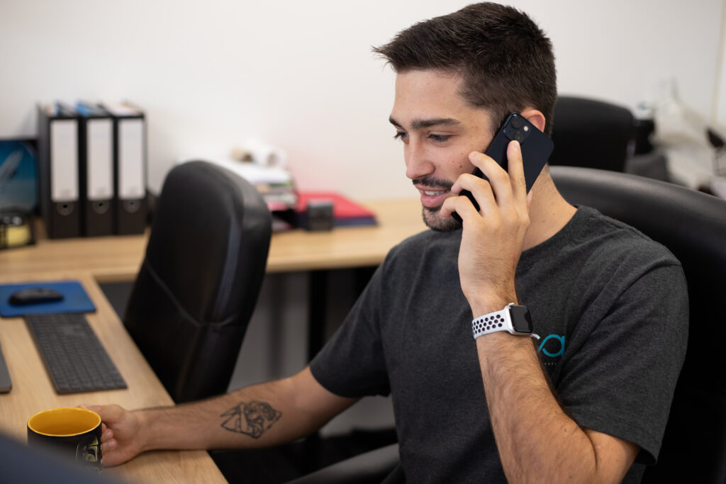 Contact téléphonique entre Tristan et un client pour son site web à Toulouse